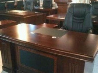 北京二手辦公家具廠 經濟實惠的老板桌、屏風工位與椅子選購指南